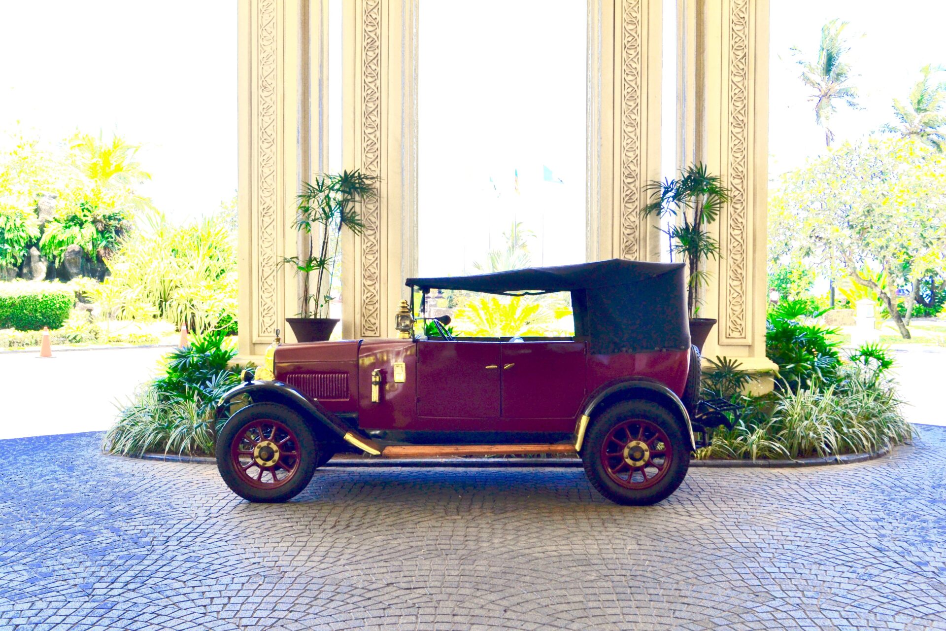 Vintage Car at Taj Samudra Colombo